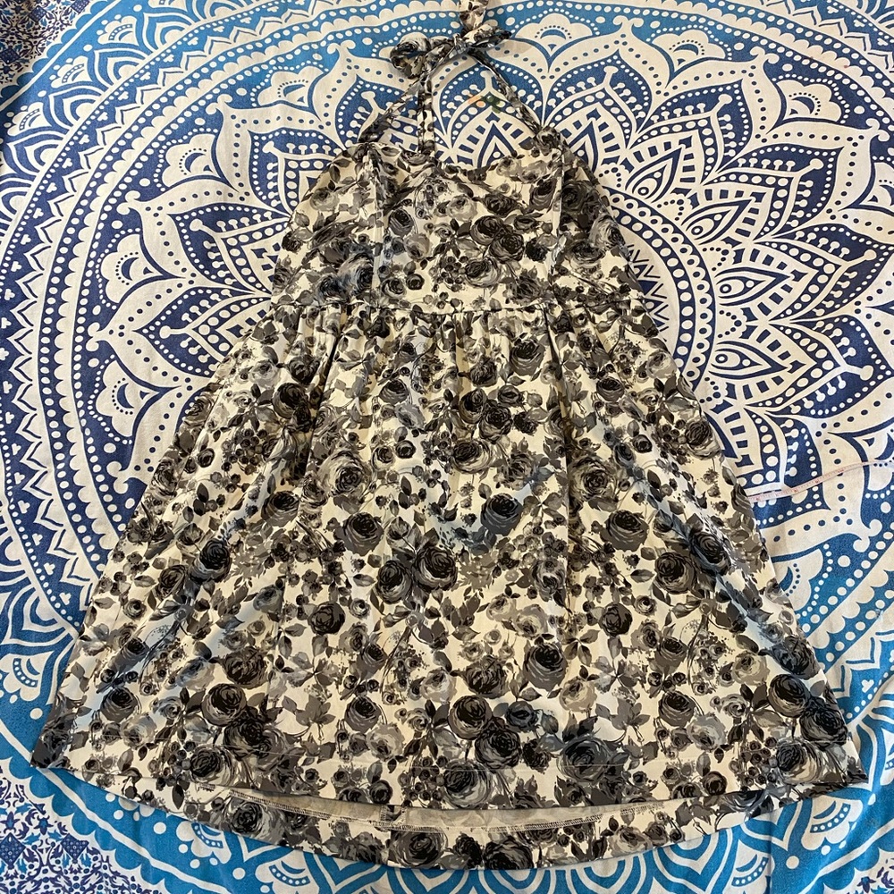 BEAUTIFUL TORRID BACKLESS HALTER DRESS GRAY BLACK WHITE FLORAL PRINT SIZE 18 GUC